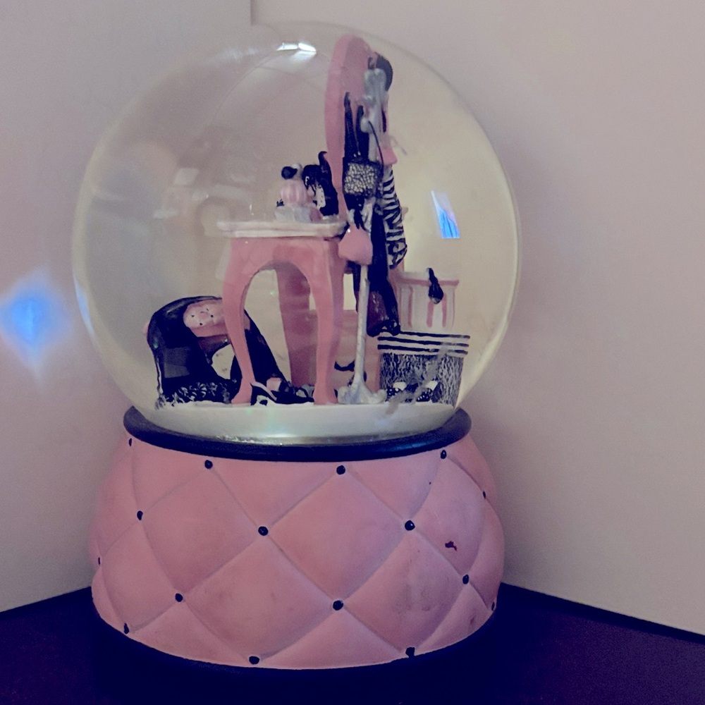 PINK Victoria's Secret Fashionista Snow Globe